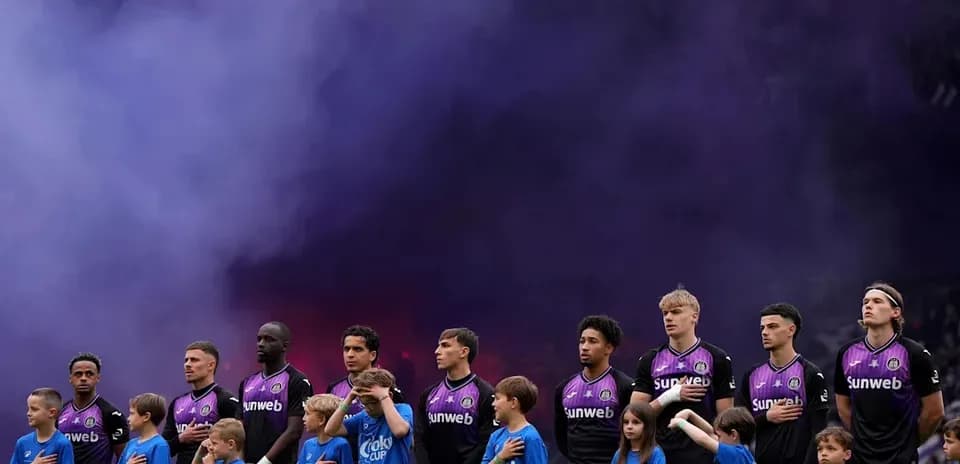 Joueurs et enfants en ligne lors de l'hymne