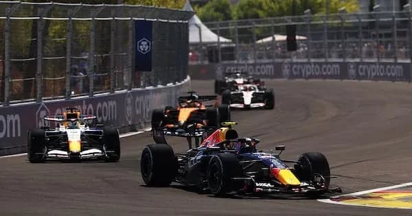 Voitures de Formule 1 en course sur circuit