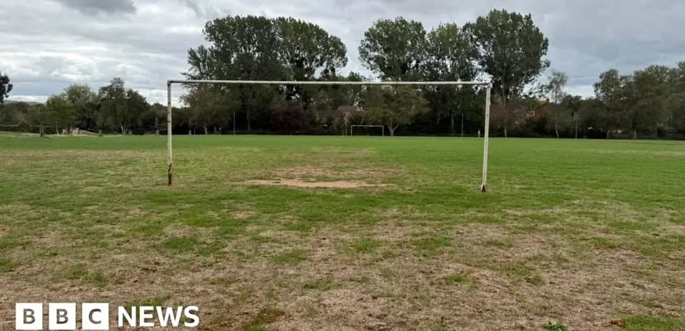 But de football vide sur un terrain verdoyant