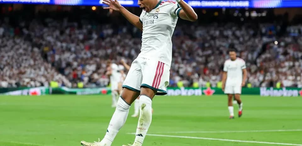 Joueur célébrant un but sur le terrain
