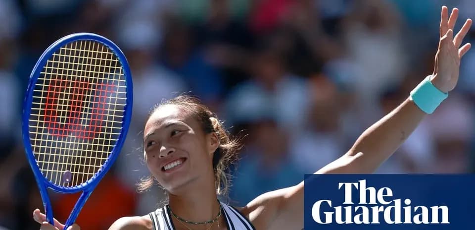 Joueuse de tennis levant sa raquette en signe de victoire