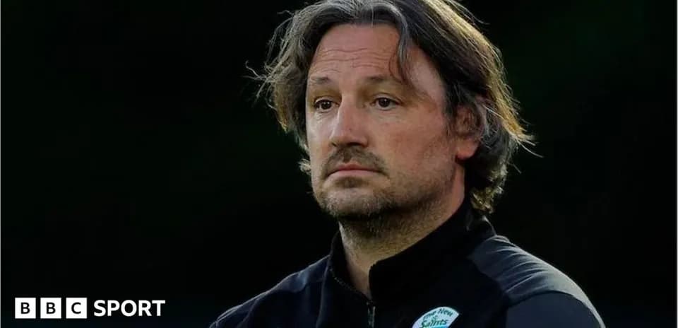 Entraîneur observant le match sur le terrain