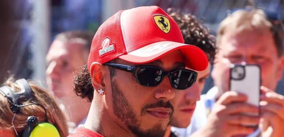 Homme portant une casquette Ferrari et des lunettes de soleil