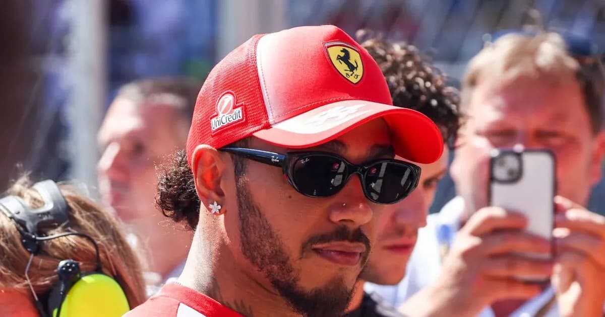Homme portant une casquette Ferrari et des lunettes de soleil
