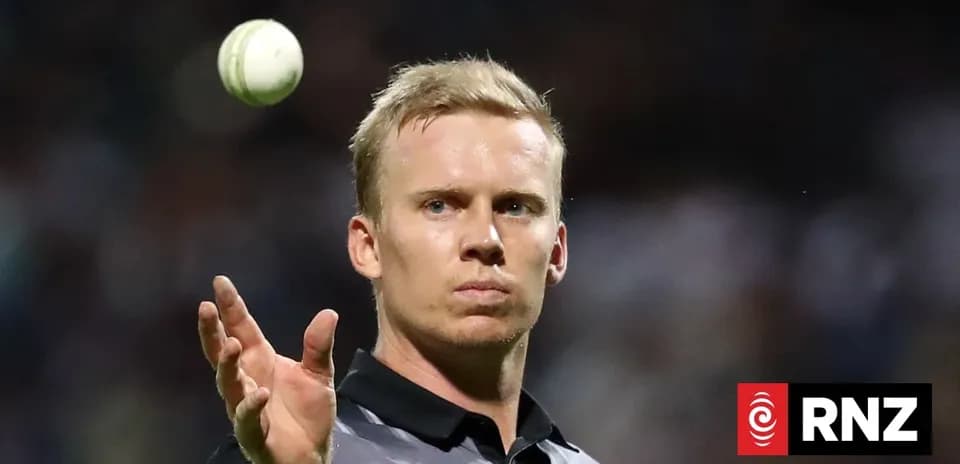 Arbitre lançant une balle de cricket en match