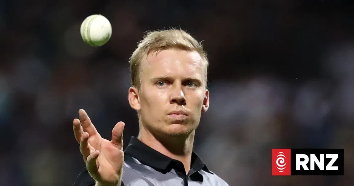 Arbitre lançant une balle de cricket en match