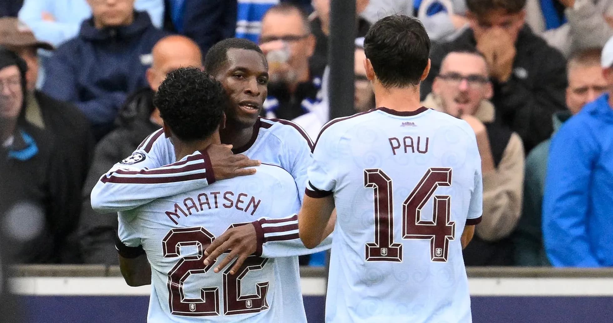 Joueurs célébrant un but lors d'un match
