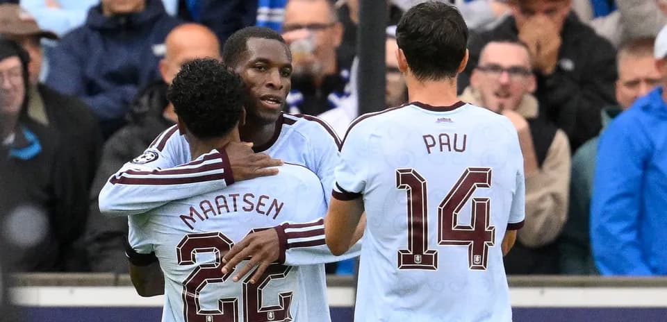 Joueurs célébrant un but lors d'un match