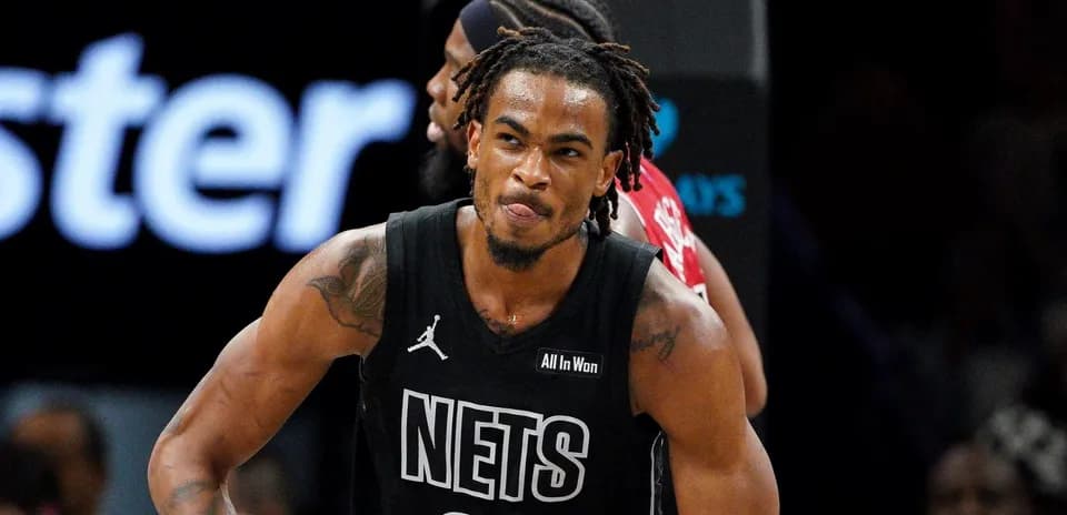Joueur des Nets exprimant de l'énergie sur le terrain