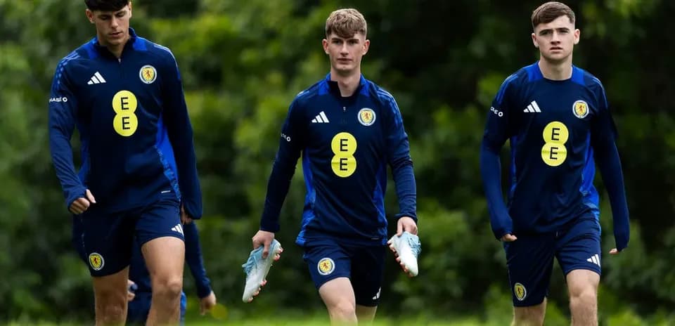 Trois joueurs écossais marchant avec des chaussures de football