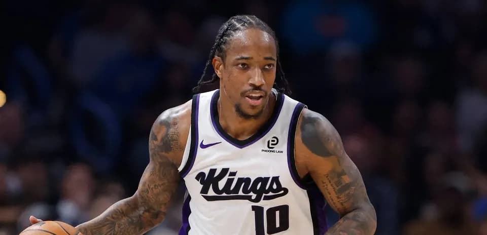 Joueur dribblant un ballon de basket sur le terrain