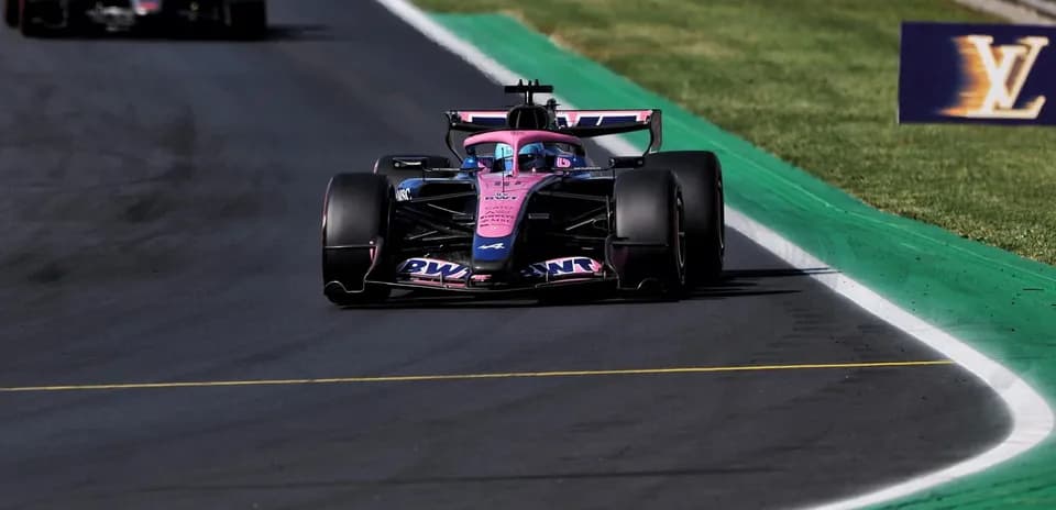 Voiture de Formule 1 en pleine course sur piste