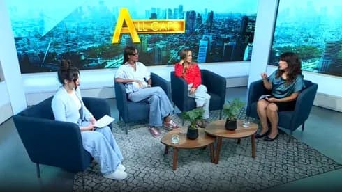 Quatre personnes discutant dans un studio télévisé