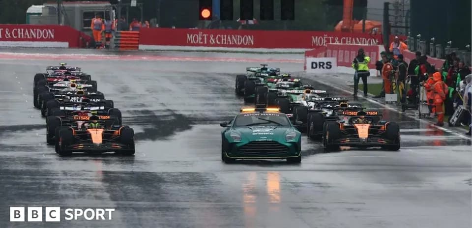 Voitures de F1 en formation sous la pluie sur la piste