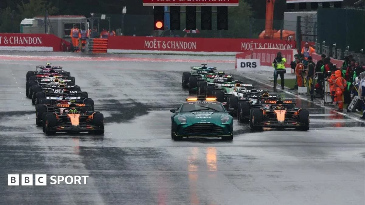 Voitures de F1 en formation sous la pluie sur la piste