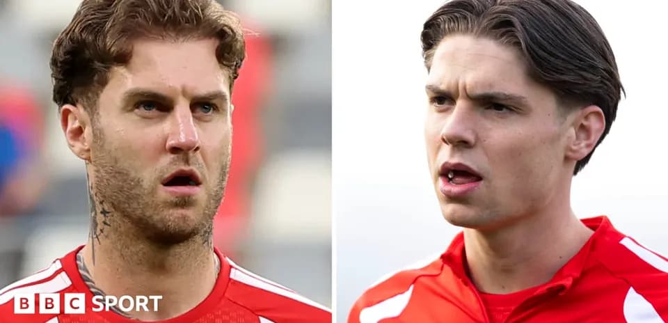 Deux joueurs en tenue de football, regardant sérieusement