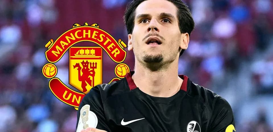 Joueur de football en maillot noir avec logo de Manchester United