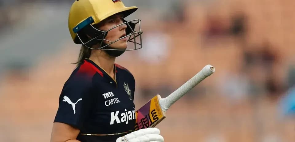 Joueuse de cricket marchant sur le terrain avec batte