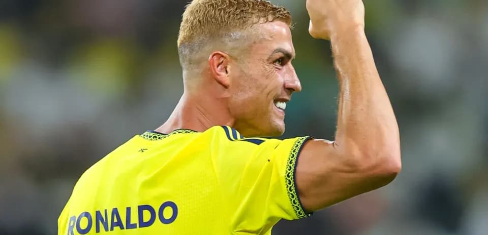 Joueur célébrant avec le poing levé sur le terrain