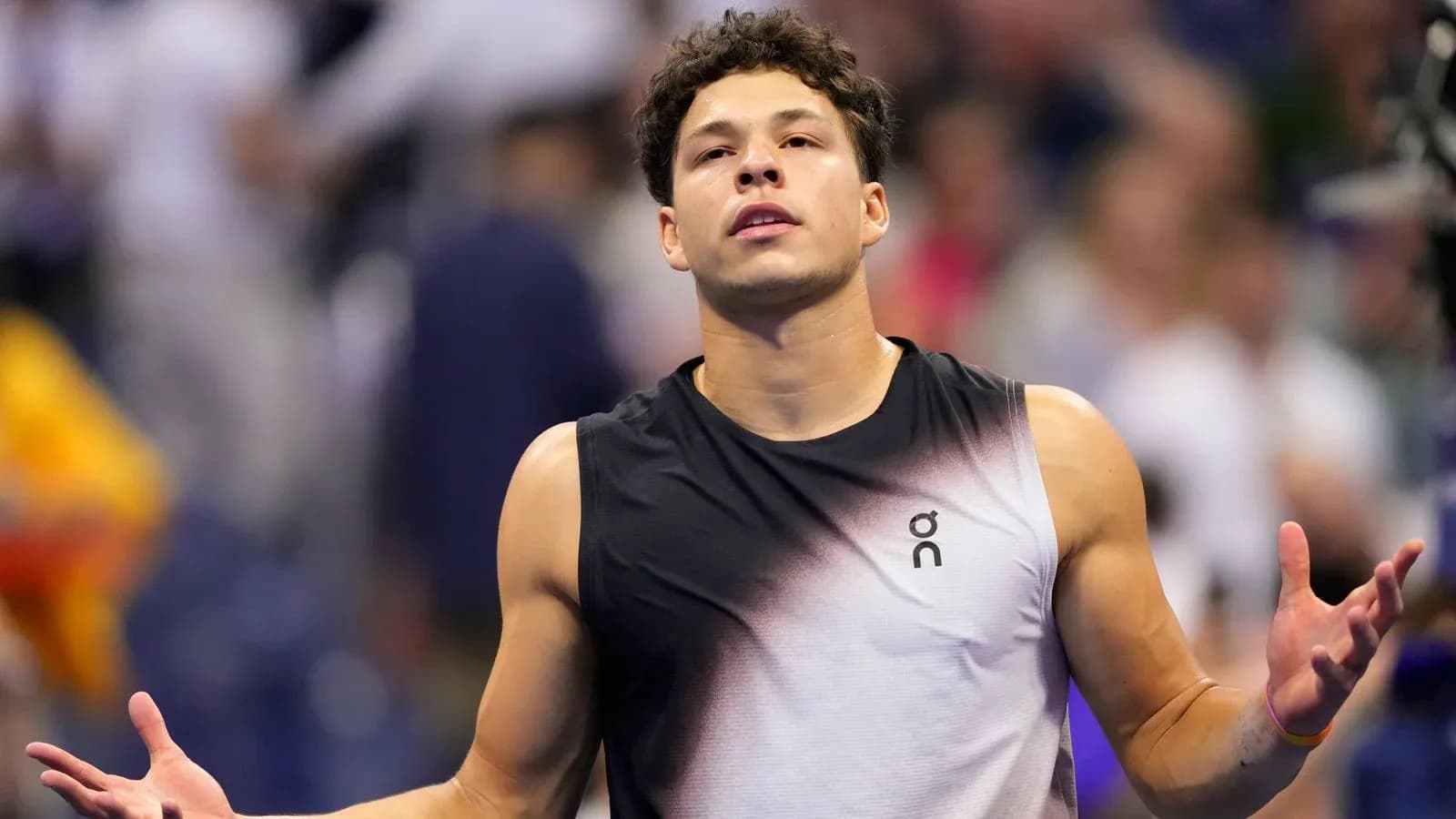 Joueur de tennis levant les bras sur le court