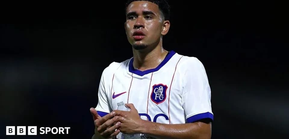 Joueur de football avec une bouteille d'eau après le match