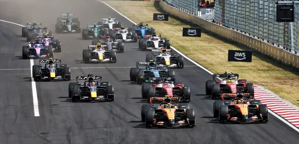 Voitures de Formule 1 en course sur circuit