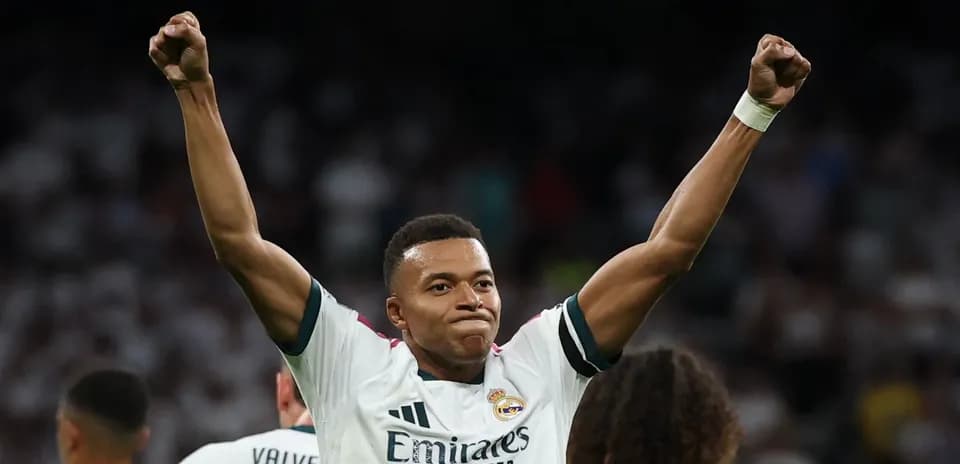 Joueur de football célébrant avec les bras levés