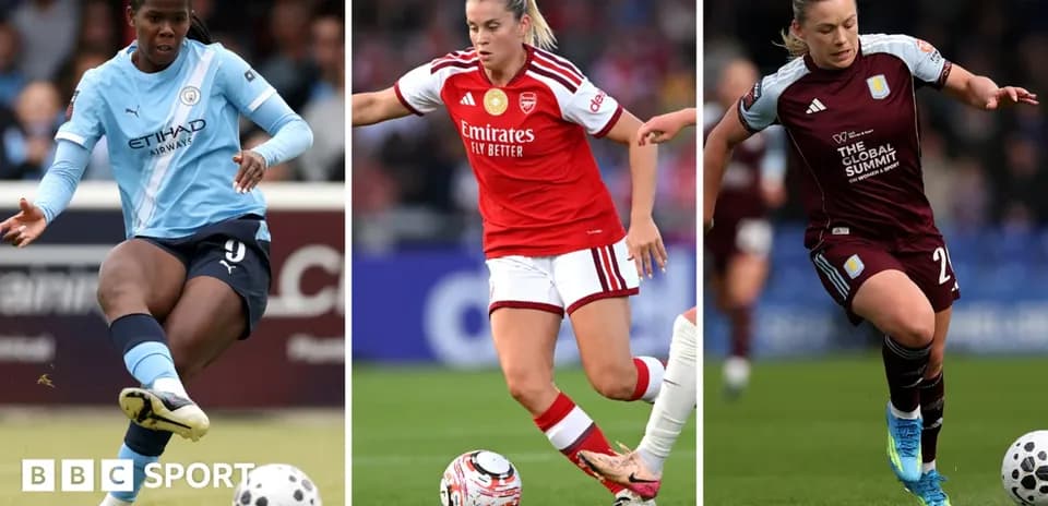 Trois joueuses en action lors d'un match de football