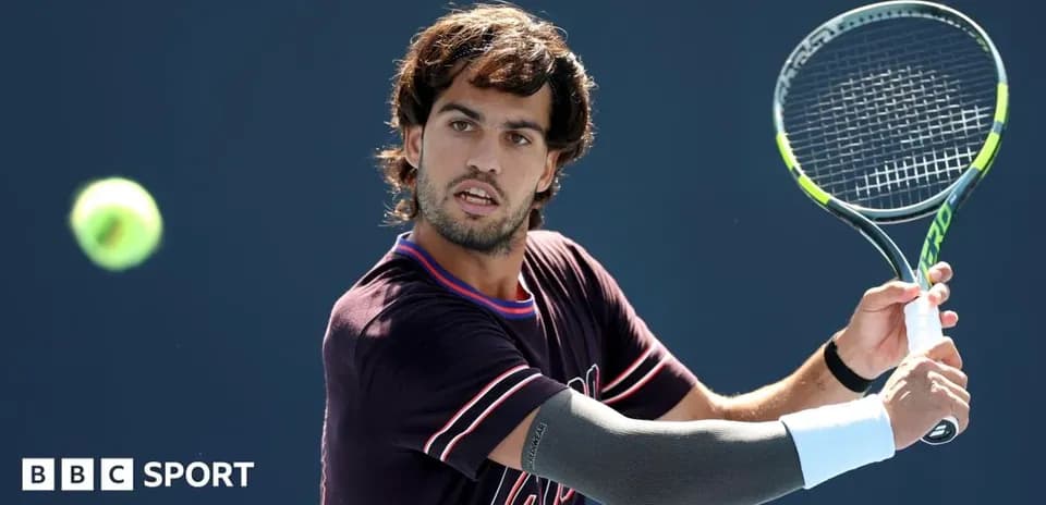 Joueur de tennis frappant une balle sur le court