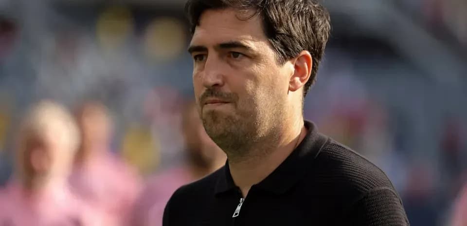 Entraîneur observant le match sur le terrain