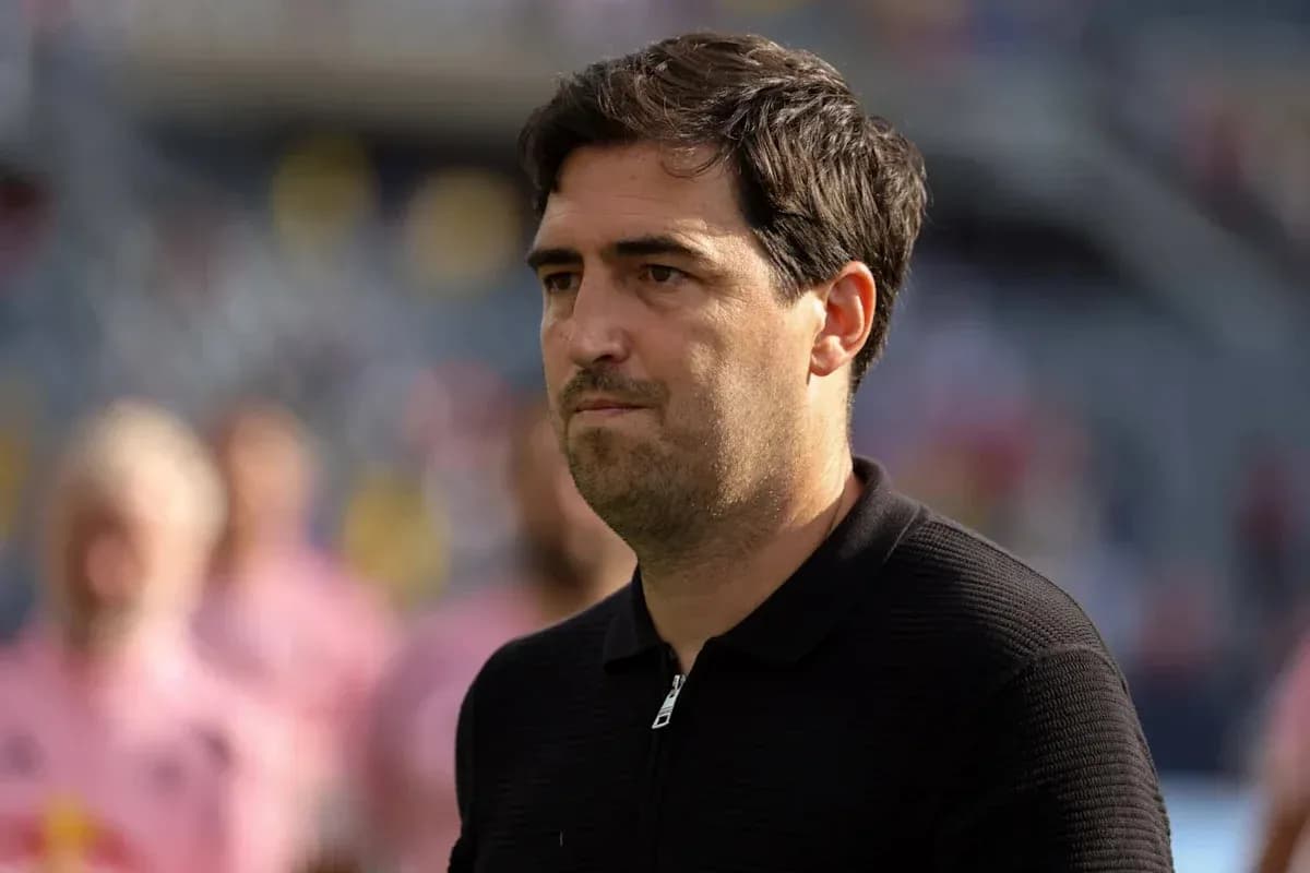 Entraîneur observant le match sur le terrain