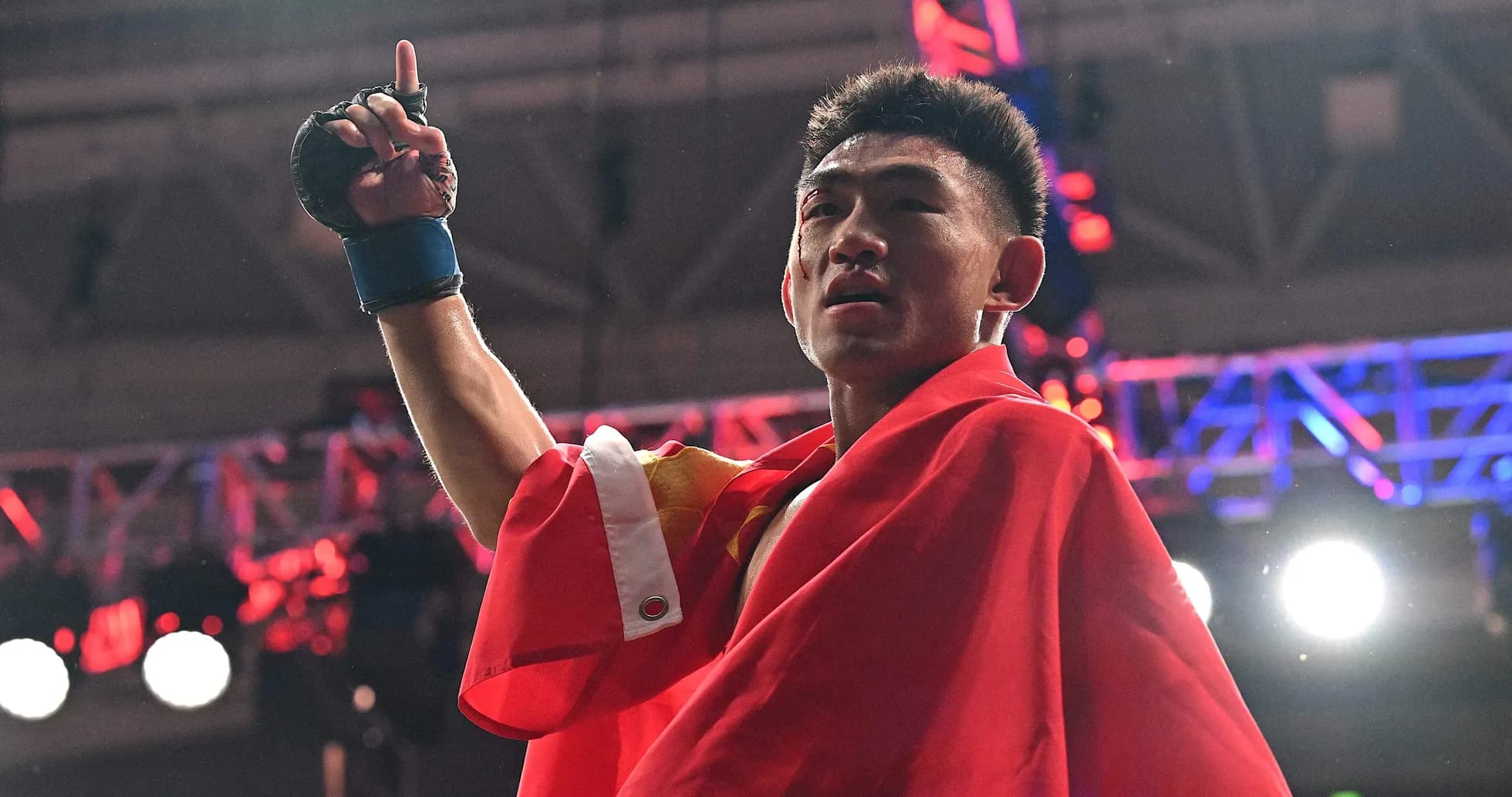 Boxeur levant le poing en signe de victoire