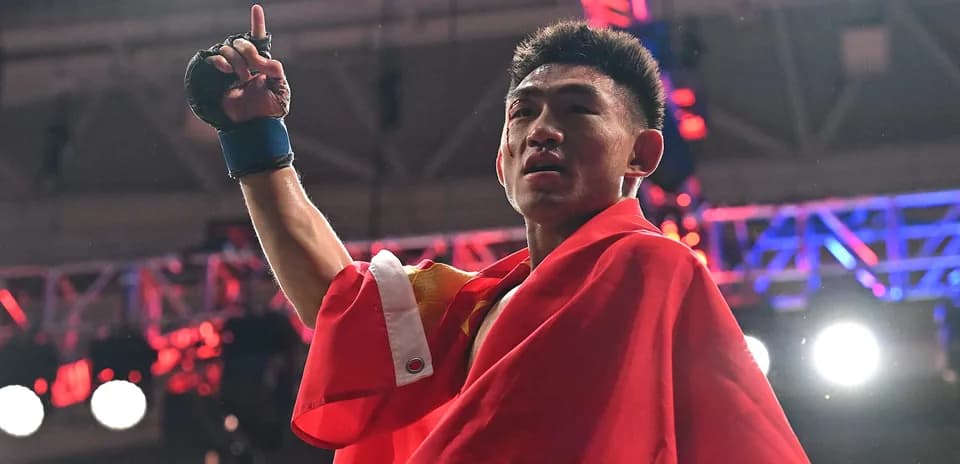 Boxeur levant le poing en signe de victoire