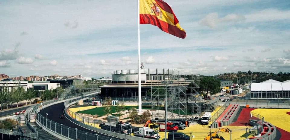 Circuit avec drapeau espagnol et travaux en cours