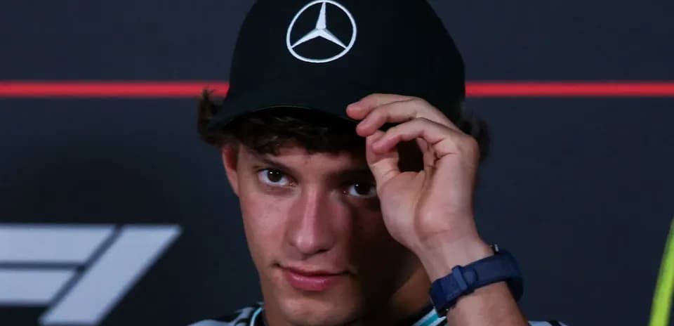 Jeune homme portant une casquette Mercedes en conférence