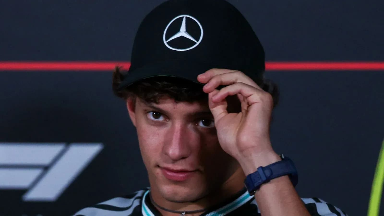 Jeune homme portant une casquette Mercedes en conférence Jeune homme portant une casquette Mercedes en conférence