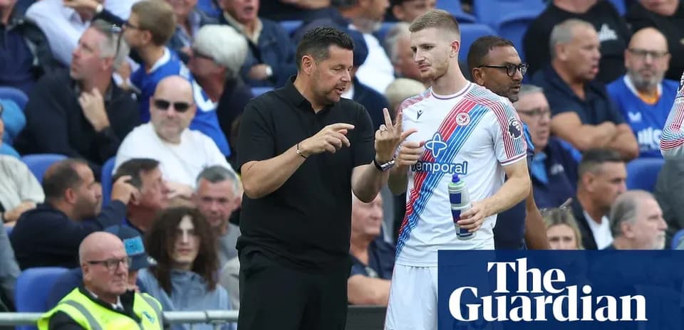 Entraîneur discutant avec un joueur sur le banc