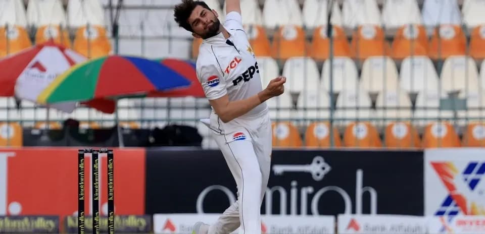 Joueur de cricket lançant la balle sur le terrain