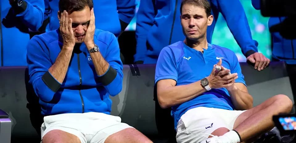 Roger Federer et Rafael Nadal assis ensemble, émus