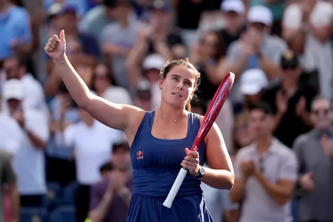 Joueuse de tennis saluant le public après un match