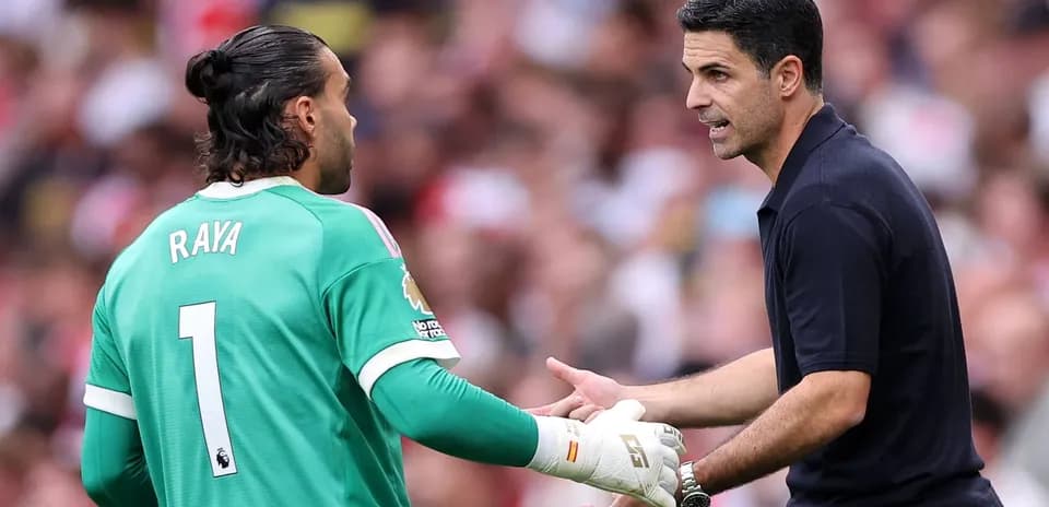 Entraîneur discutant avec le gardien de but pendant le match