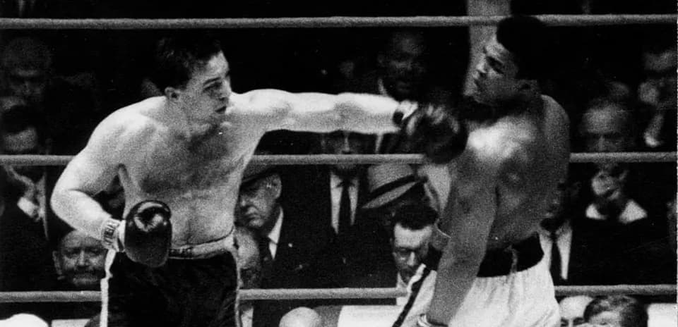 Boxeurs en action dans un ring de boxe