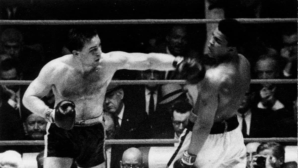 Boxeurs en action dans un ring de boxe