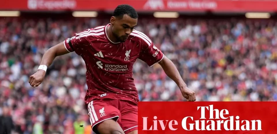 Joueur de Liverpool dribblant sur le terrain