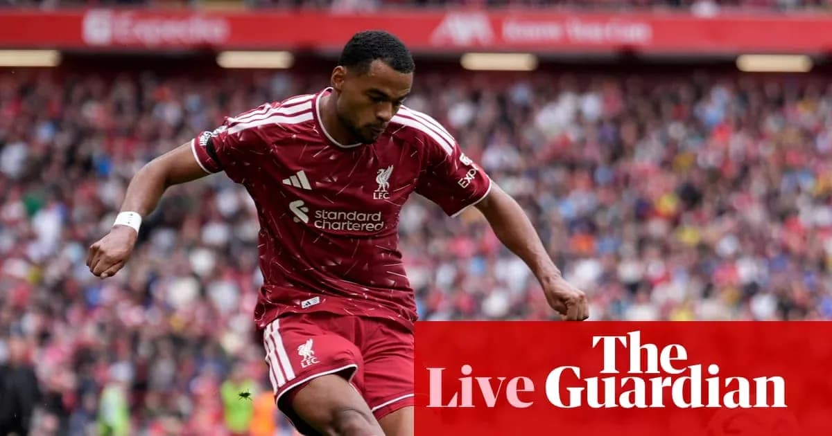 Joueur de Liverpool dribblant sur le terrain