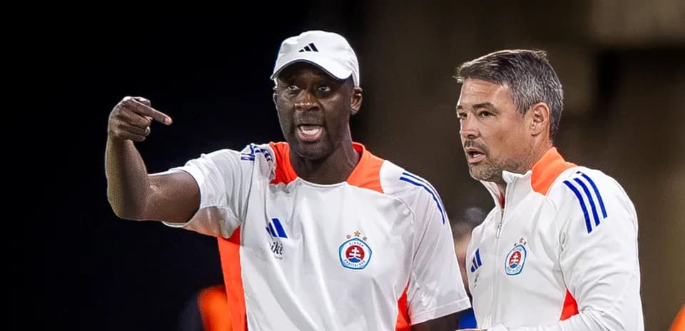 Entraîneurs discutant sur le bord du terrain