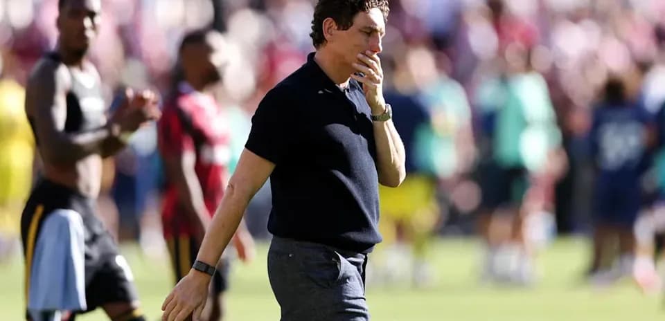 Entraîneur quittant le terrain après le match