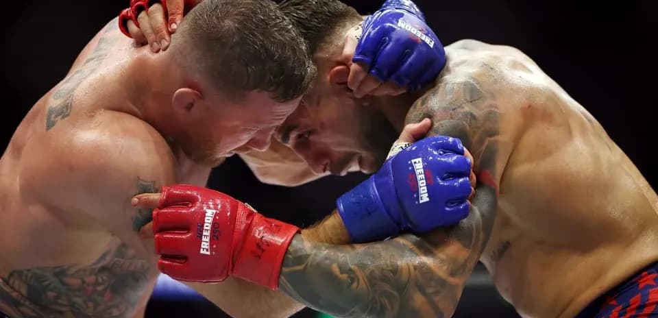 Deux combattants s'affrontant dans un match de MMA
