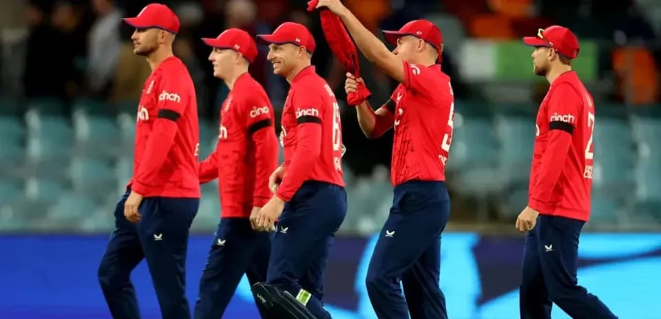 Joueurs d'Angleterre marchant sur le terrain après le match