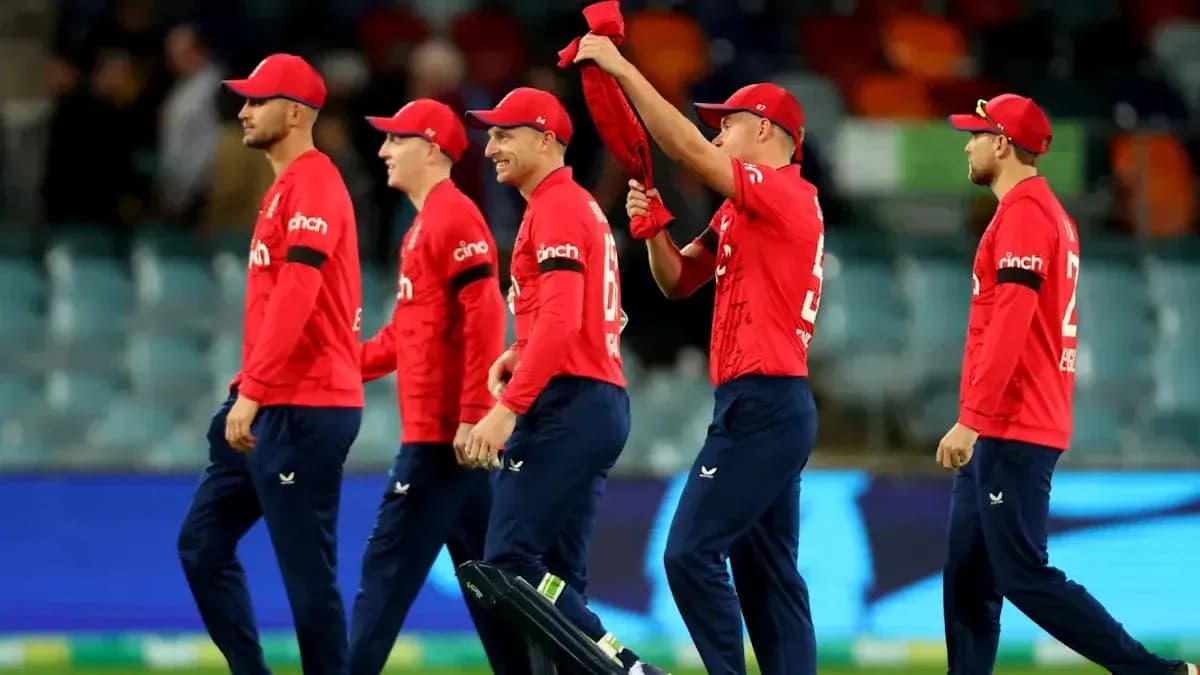 Joueurs d'Angleterre marchant sur le terrain après le match